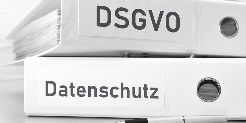 Aktenordner mit Datenschutz und DSGVO Schriftzug