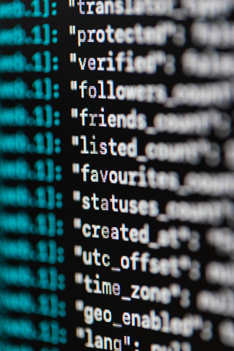 Code-Zeilen auf Monitor