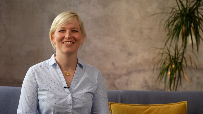 Saskia Rudolph auf einem Sofa
