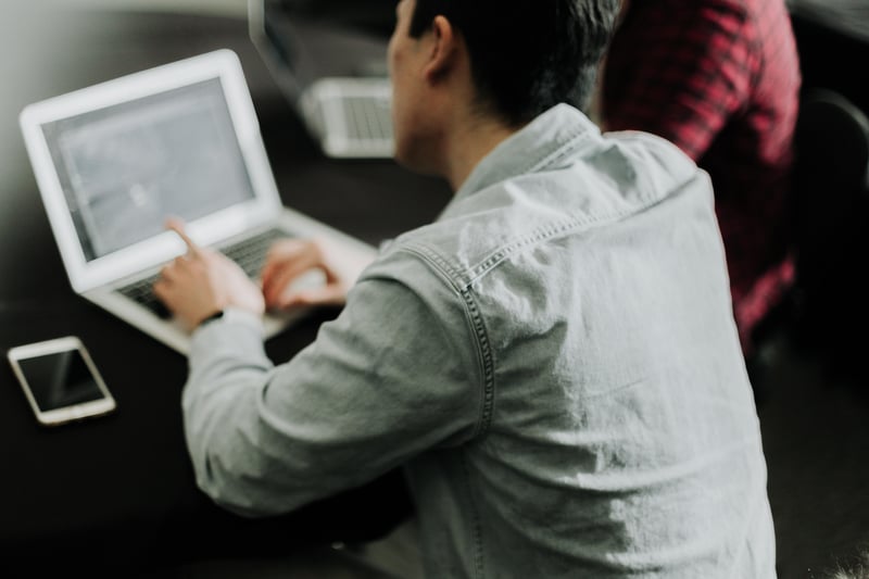 Mitarbeiter sitzt am Laptop
