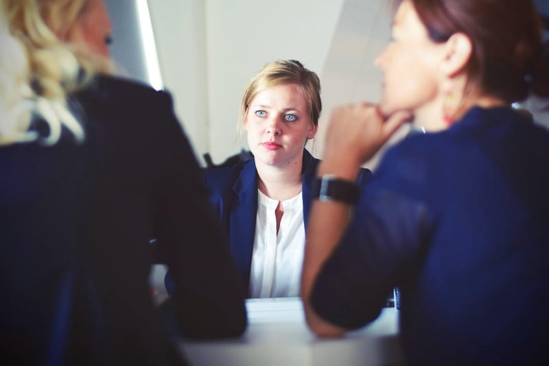 eine Frau im Meeting mit zwei Personen