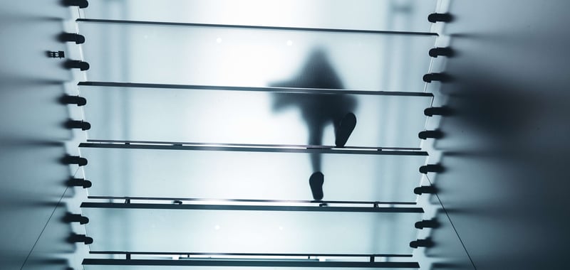 Mensch auf gläserner Treppe