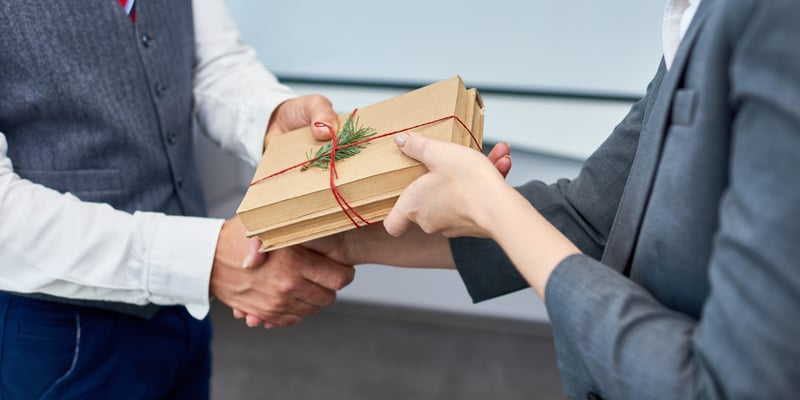 Geschenkübergabe im Business Kontext