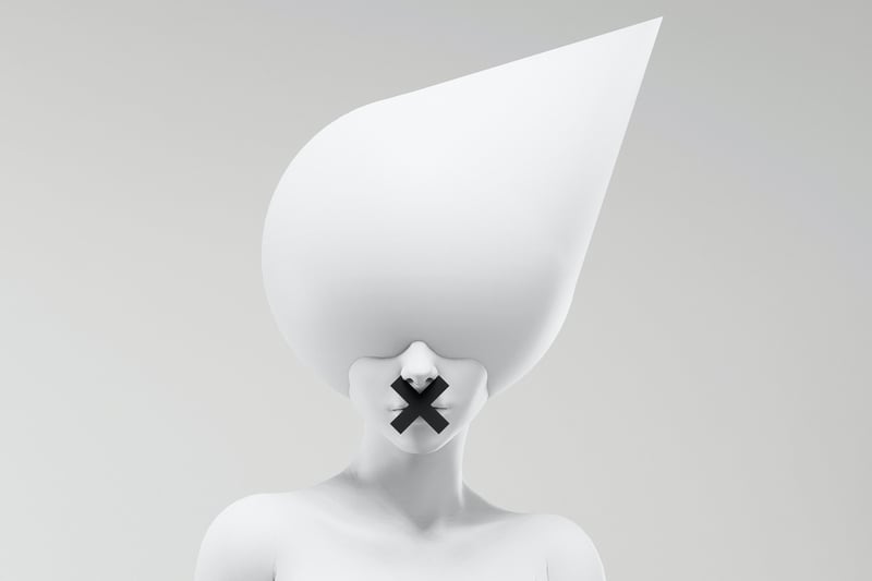 Figur mit zugeklebtem Mund