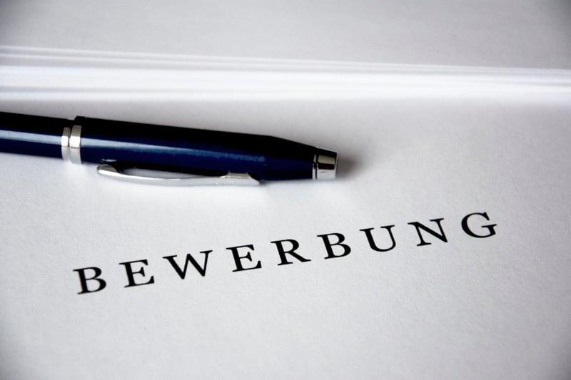 Ein Kugelschreiber liegt auf einem Bewerbunsgsschreiben