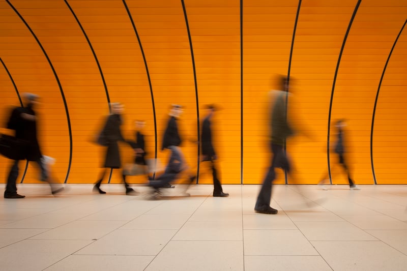 Menschliche Silhouetten in Bewegung in einer U-Bahn-Station