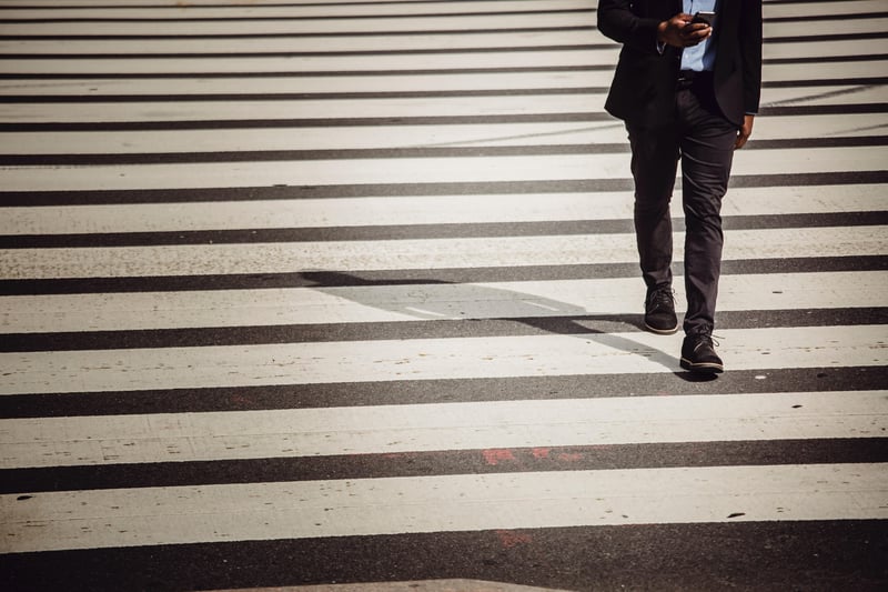 Mann auf Zebrastreifen