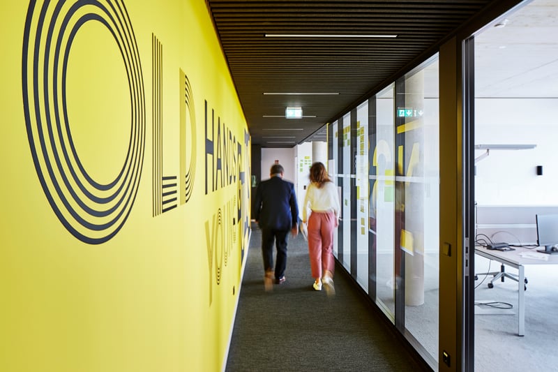Menschen im Gang eines modernen Büros mit Start-Up-Flair