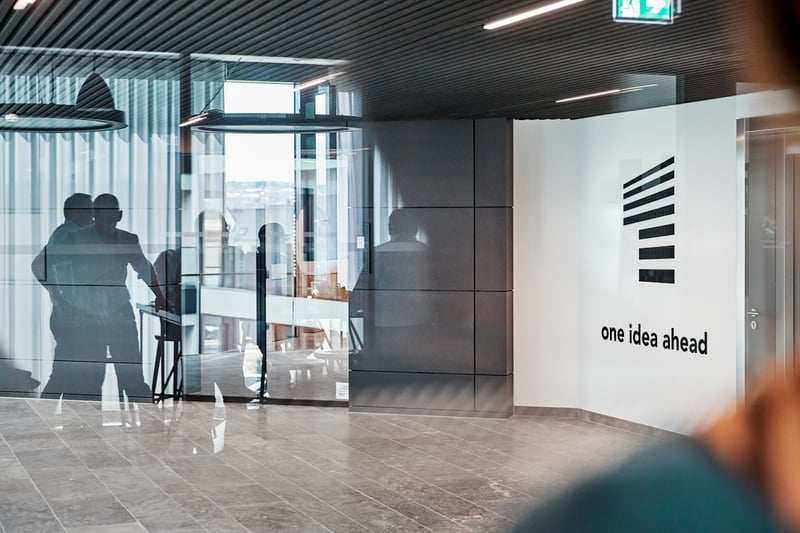Foyer des AllforOne Gebäudes. Spiegelung in Konferenzzimmer