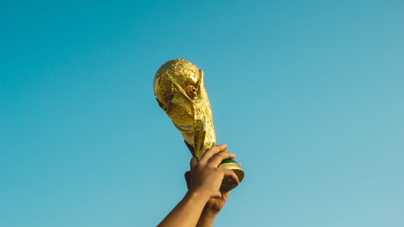 Hände, die Pokal in die Höhe recken