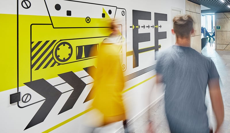 Menschen verschwommen in Bewegung in einem modernen Büro