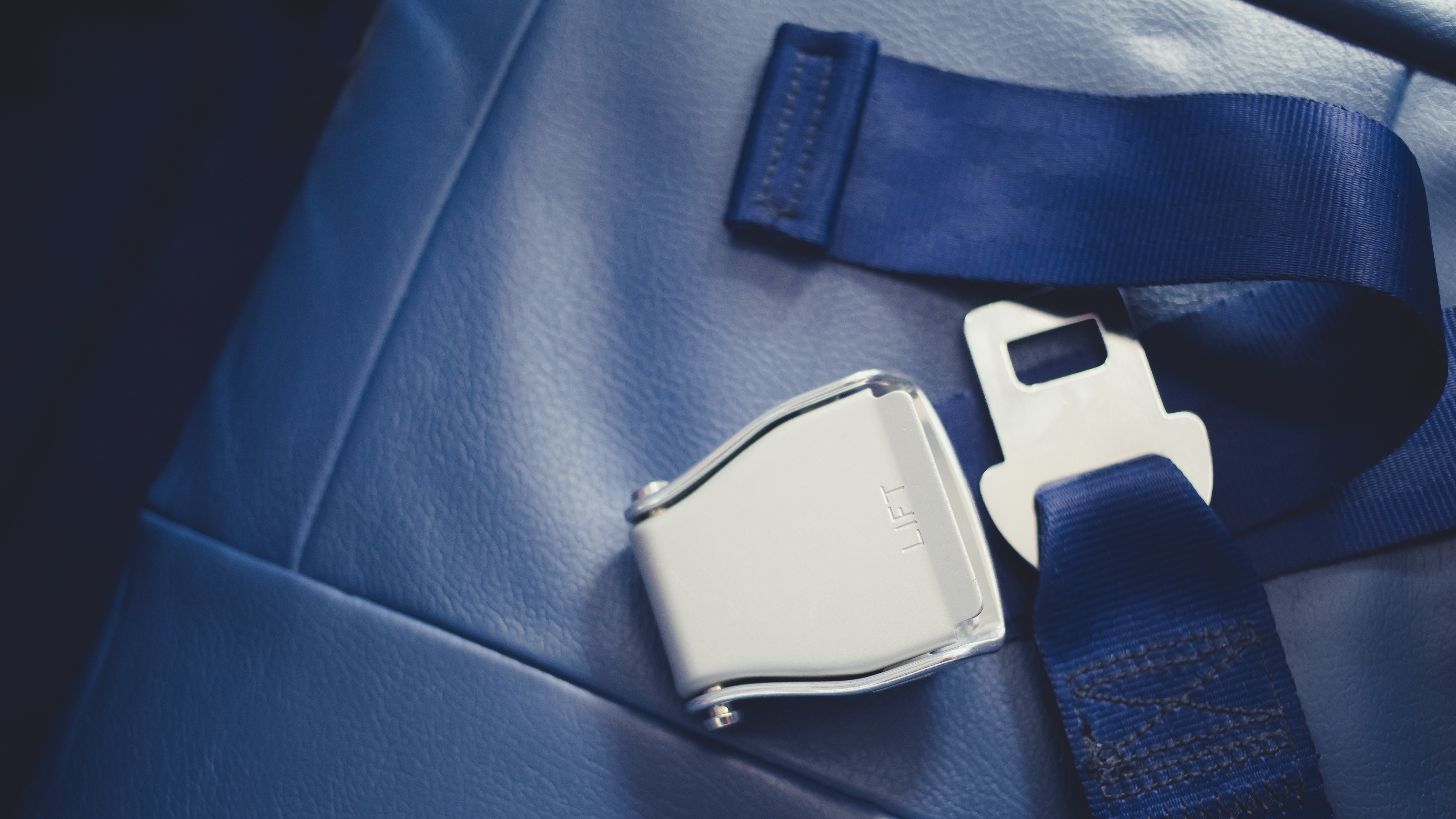 Detailaufnahme eines Gurtes im Flugzeug