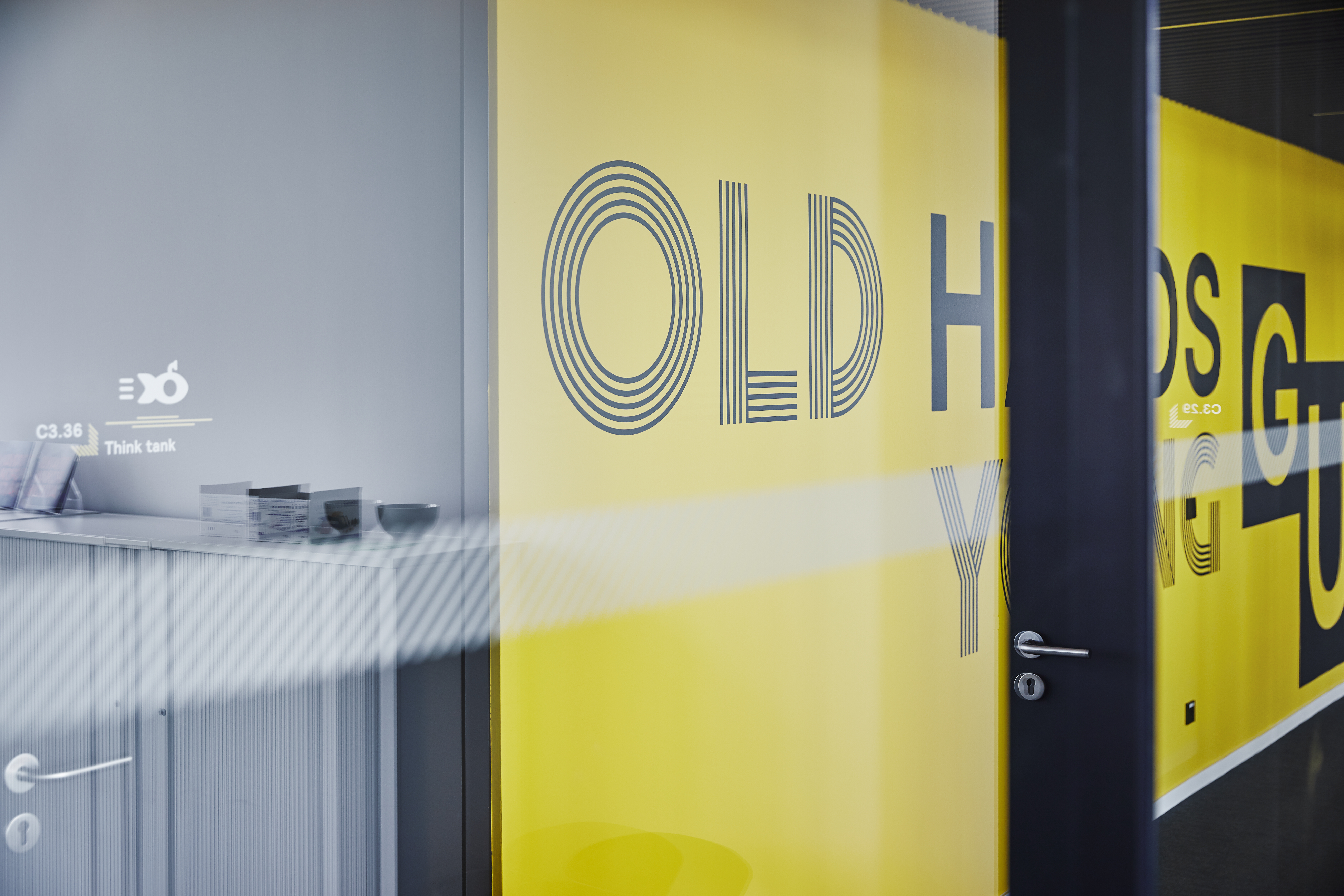 Eine Wand mit der Aufschrift Old Hands