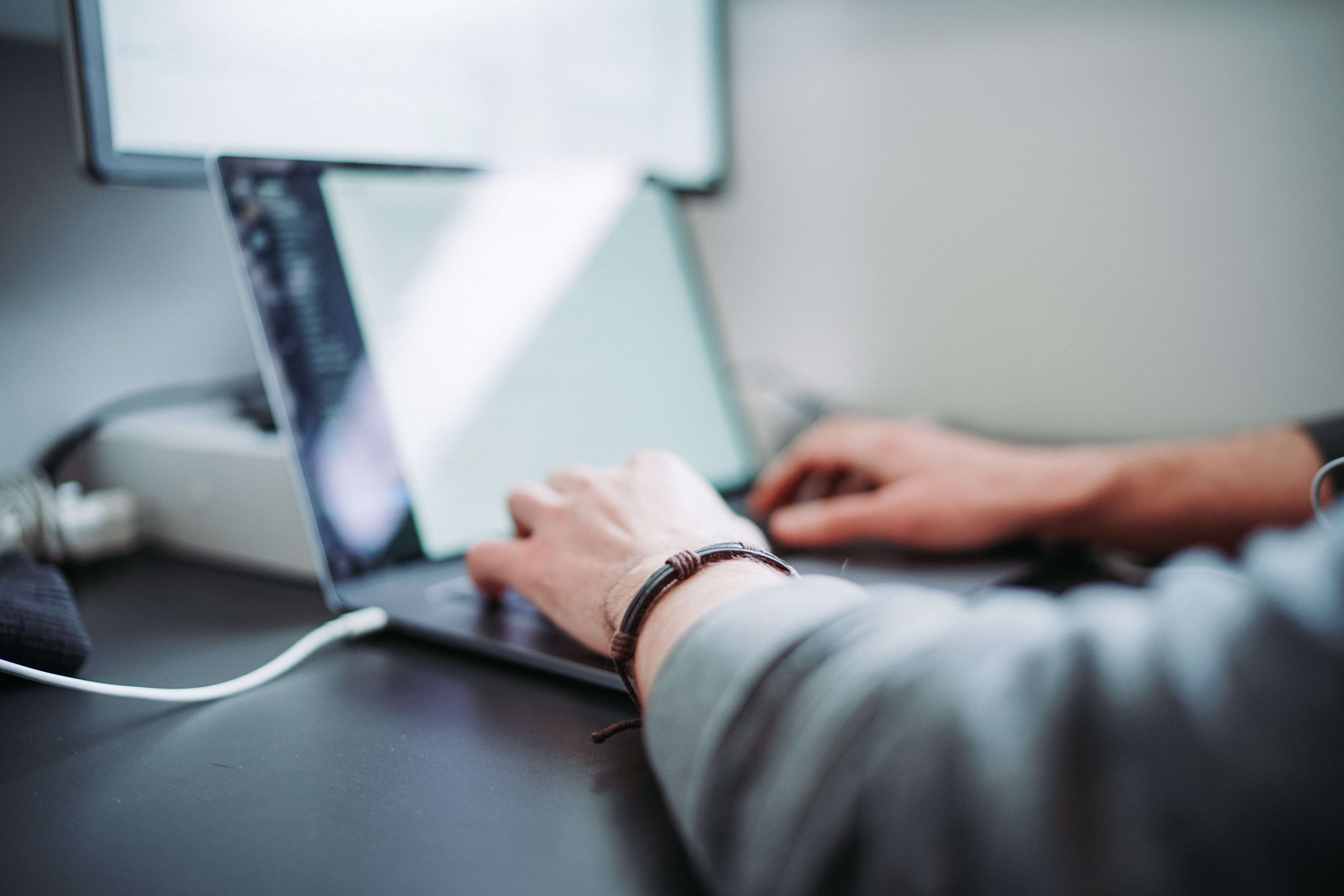 Laptop frontal und Hände