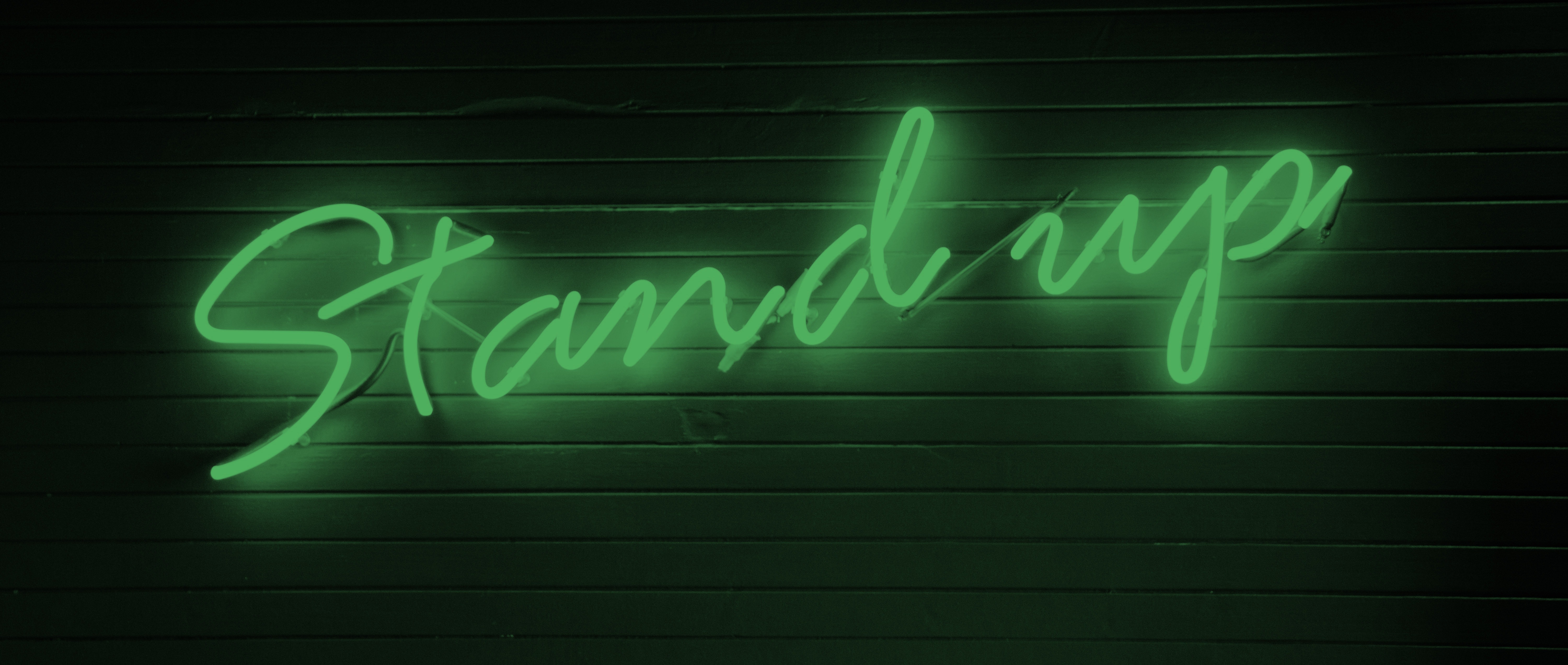 Neon-Schild mit Schriftzug 'Stand up'