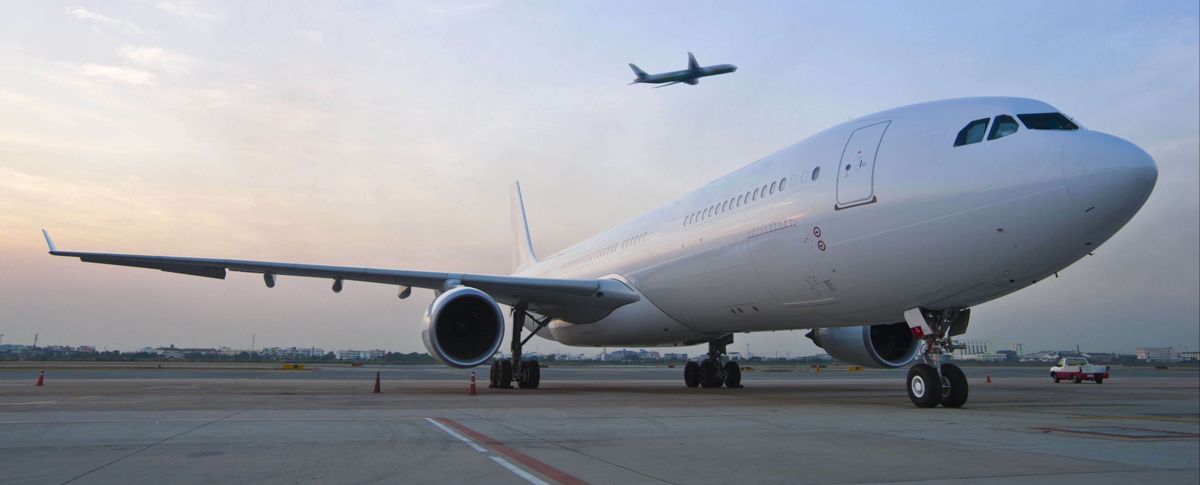 Großes Passagierflugzeug auf Startbahn