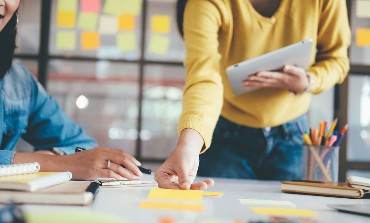 Team arbeitet mit Post-Its