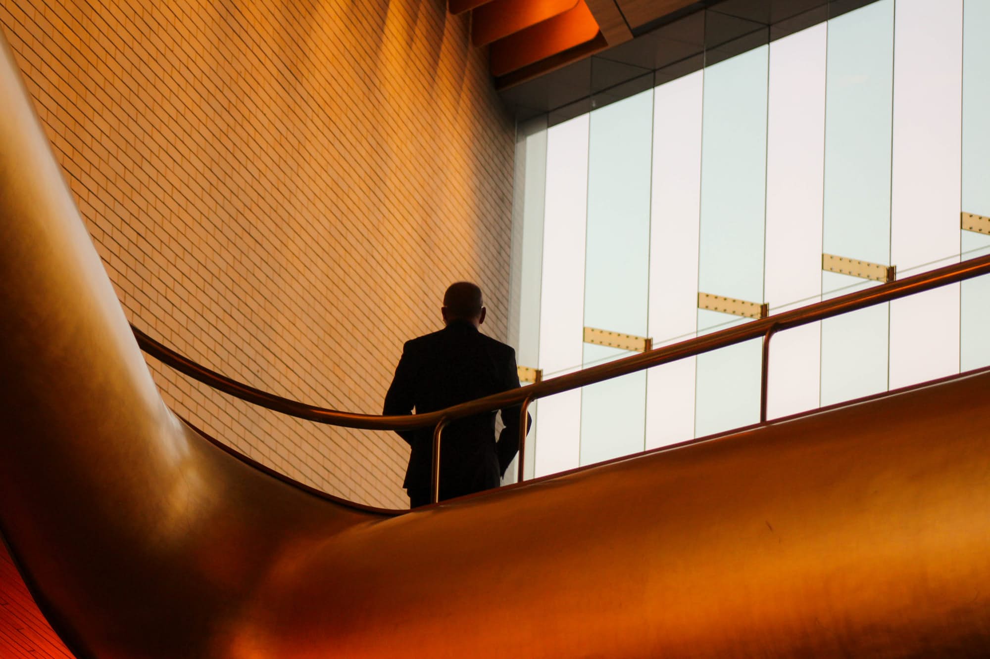 Silhouette eines Menschen im Treppenhaus eines Bürogebäudes