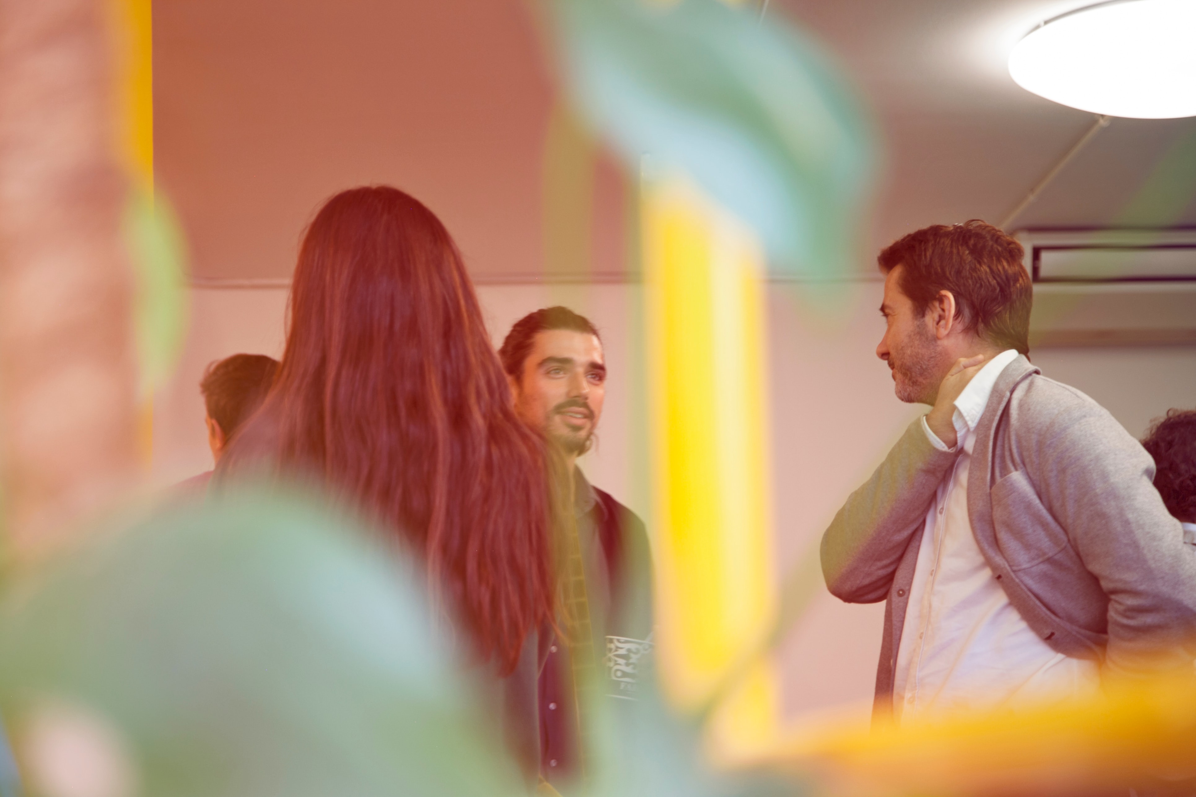 3 Leute im Geschäftsbüro im Profil
