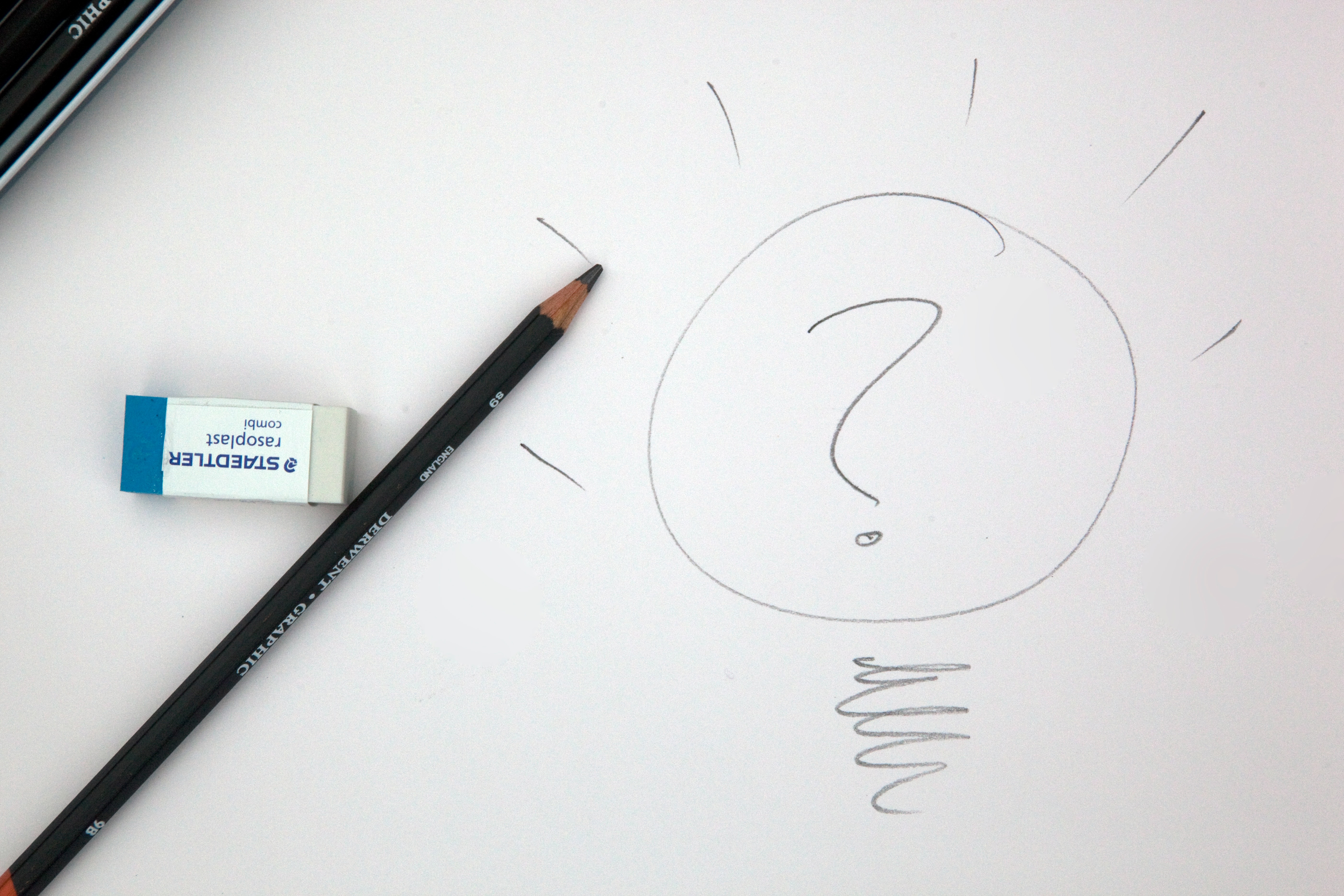 Mit Bleistift gezeichnete Glühbirne