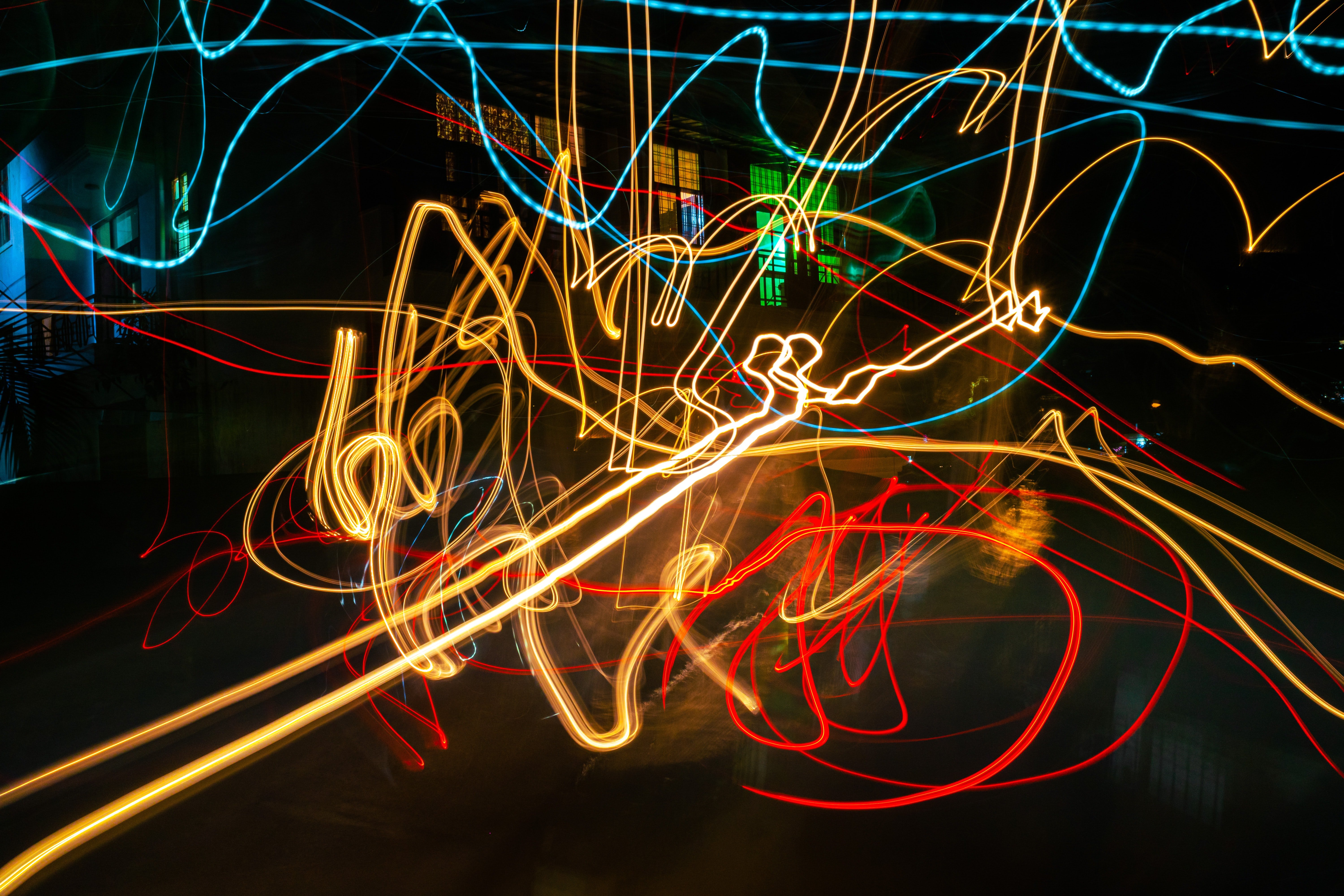 Bunte Lichtstreifen in der Nacht