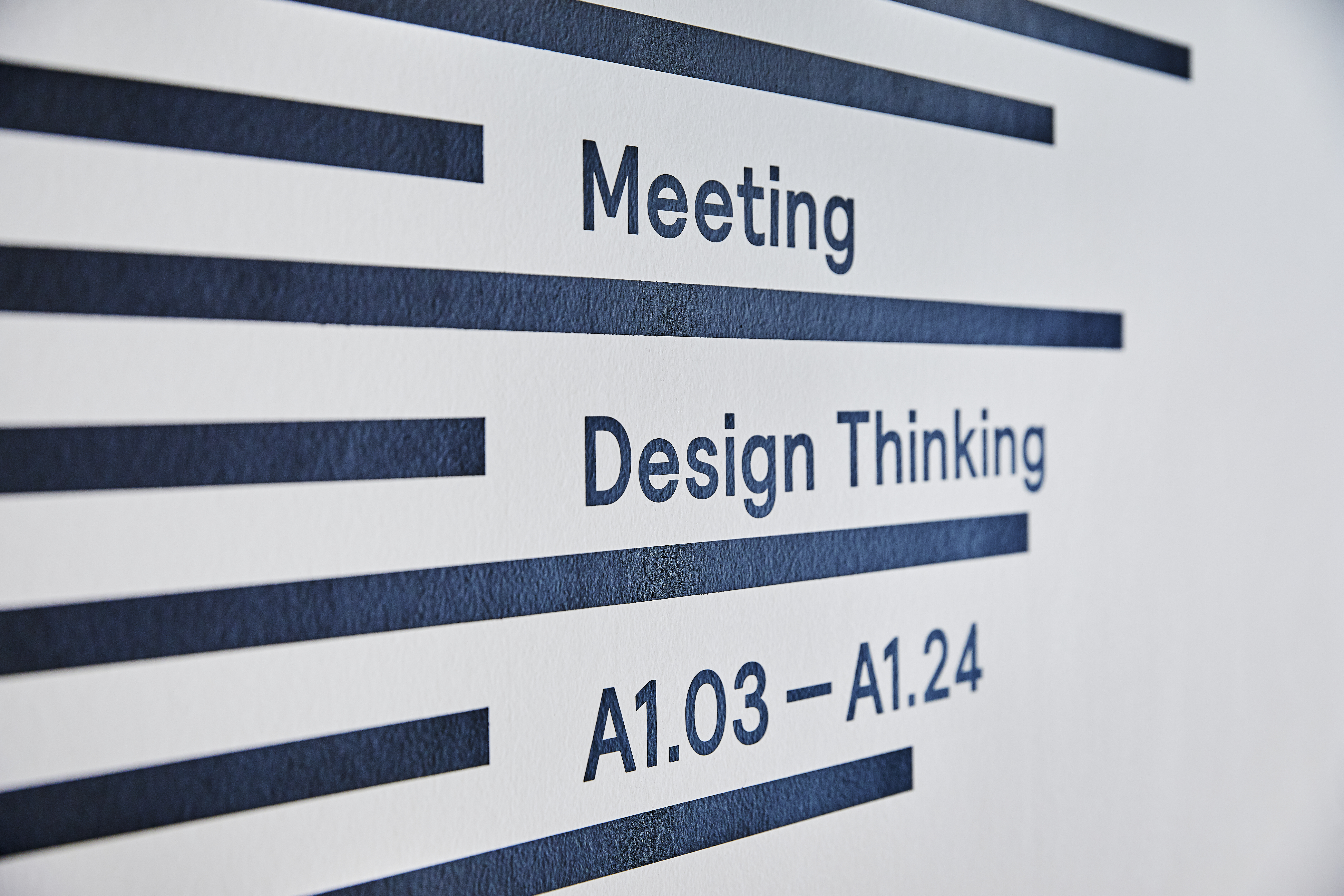 Anzeigetafel mit Meeting und Design Thinking