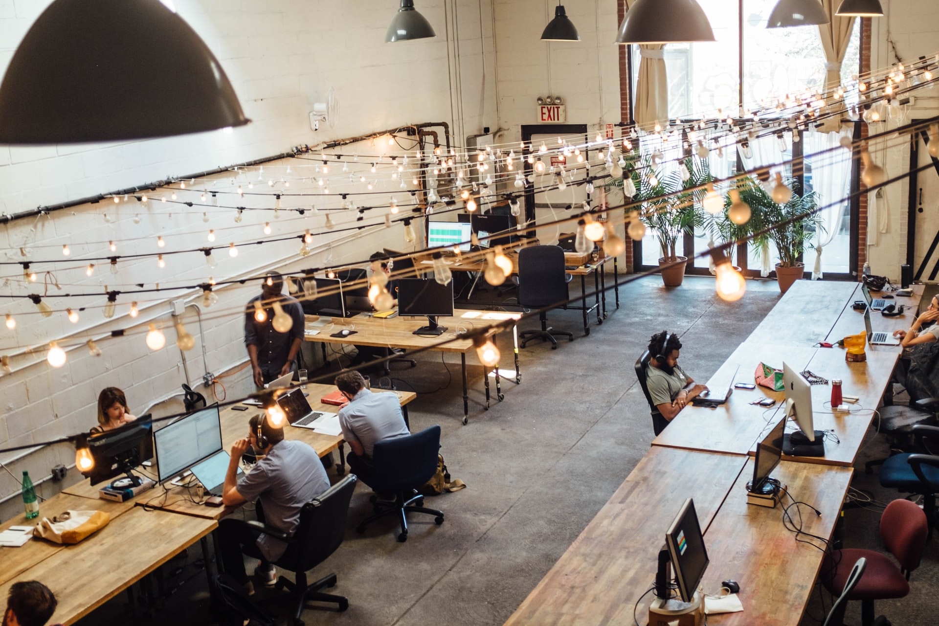 Co-Working Space mit Menschen am PC
