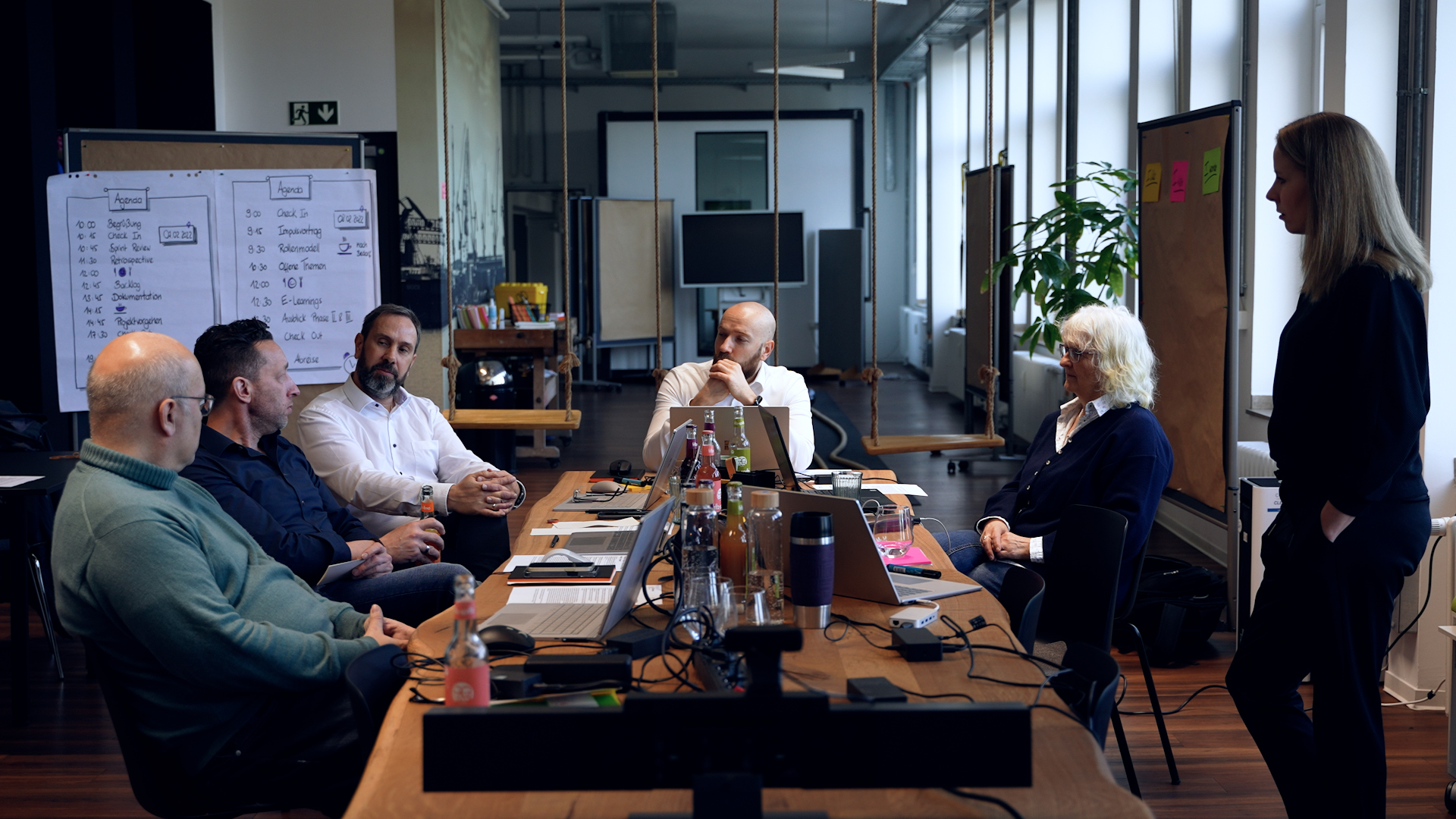 Entwicklungsteam von One HXM an einem Tisch
