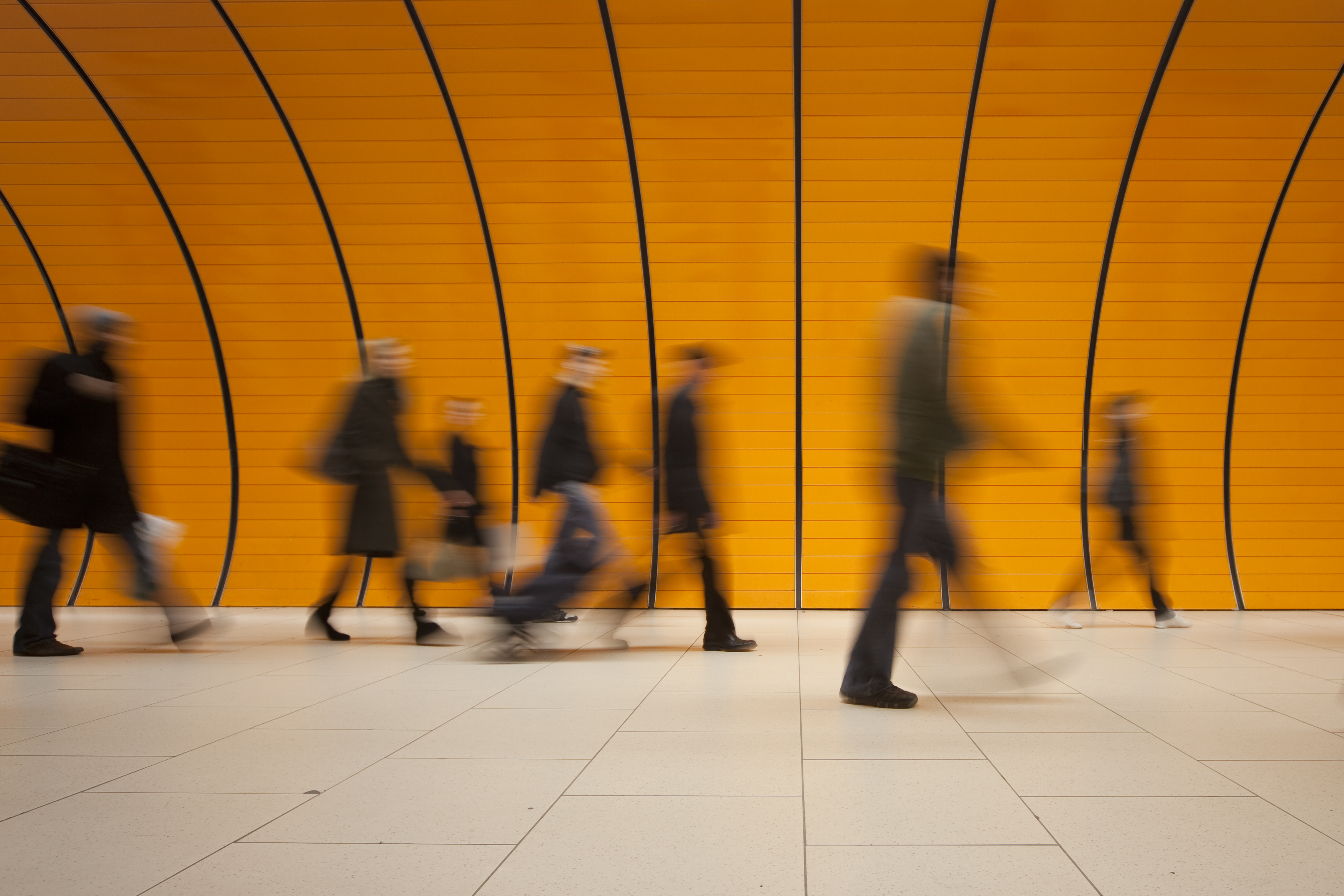 Menschliche Silhouetten in Bewegung in einer U-Bahn-Station