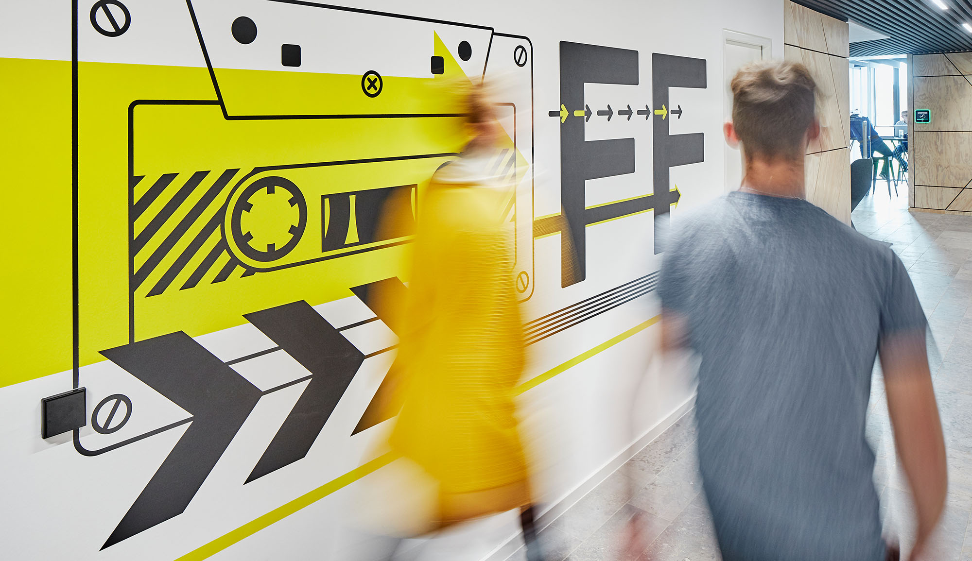 Menschen verschwommen in Bewegung in einem modernen Büro