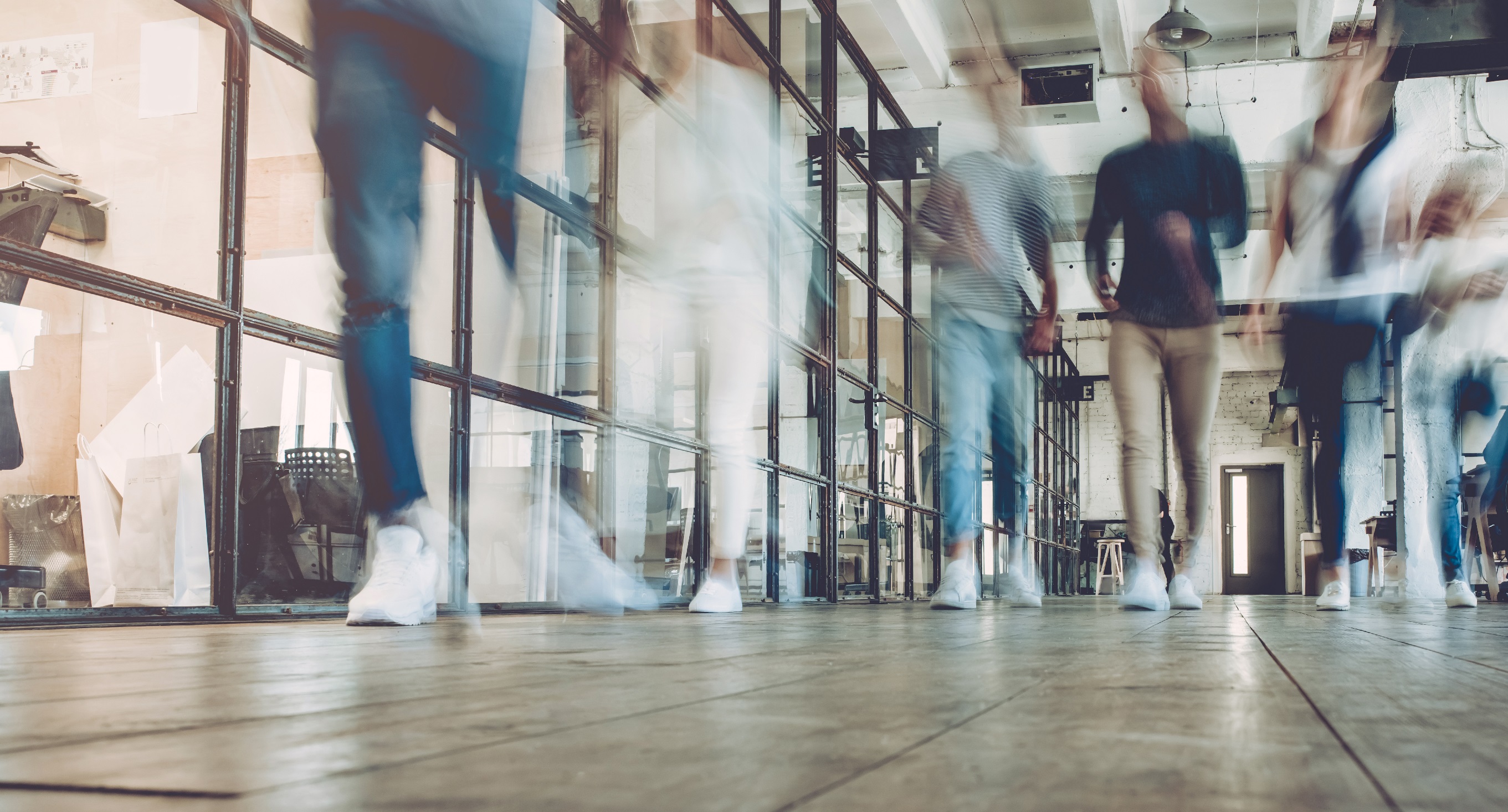 Personen in Bewegung durch ein Büro