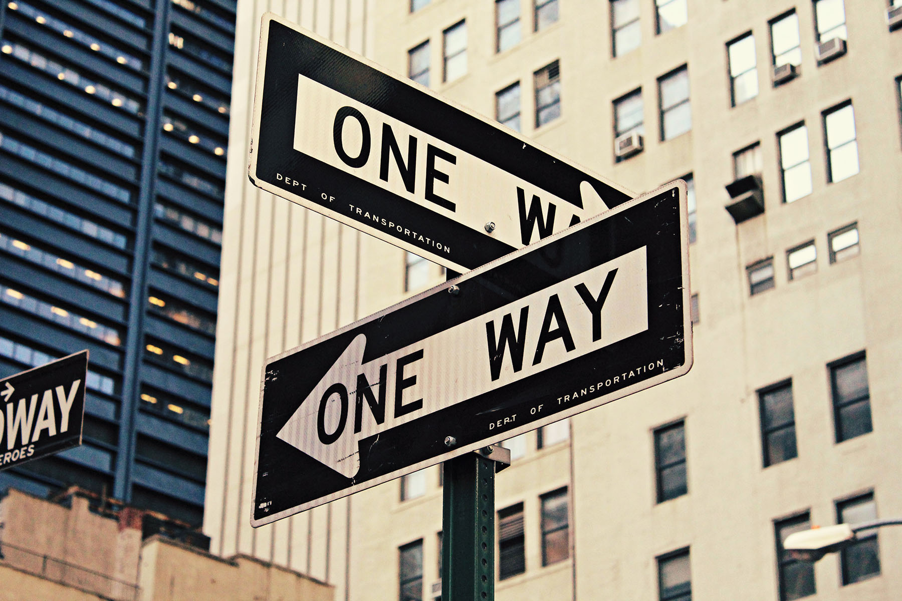 2 kreuzende Straßenschilder „One Way”