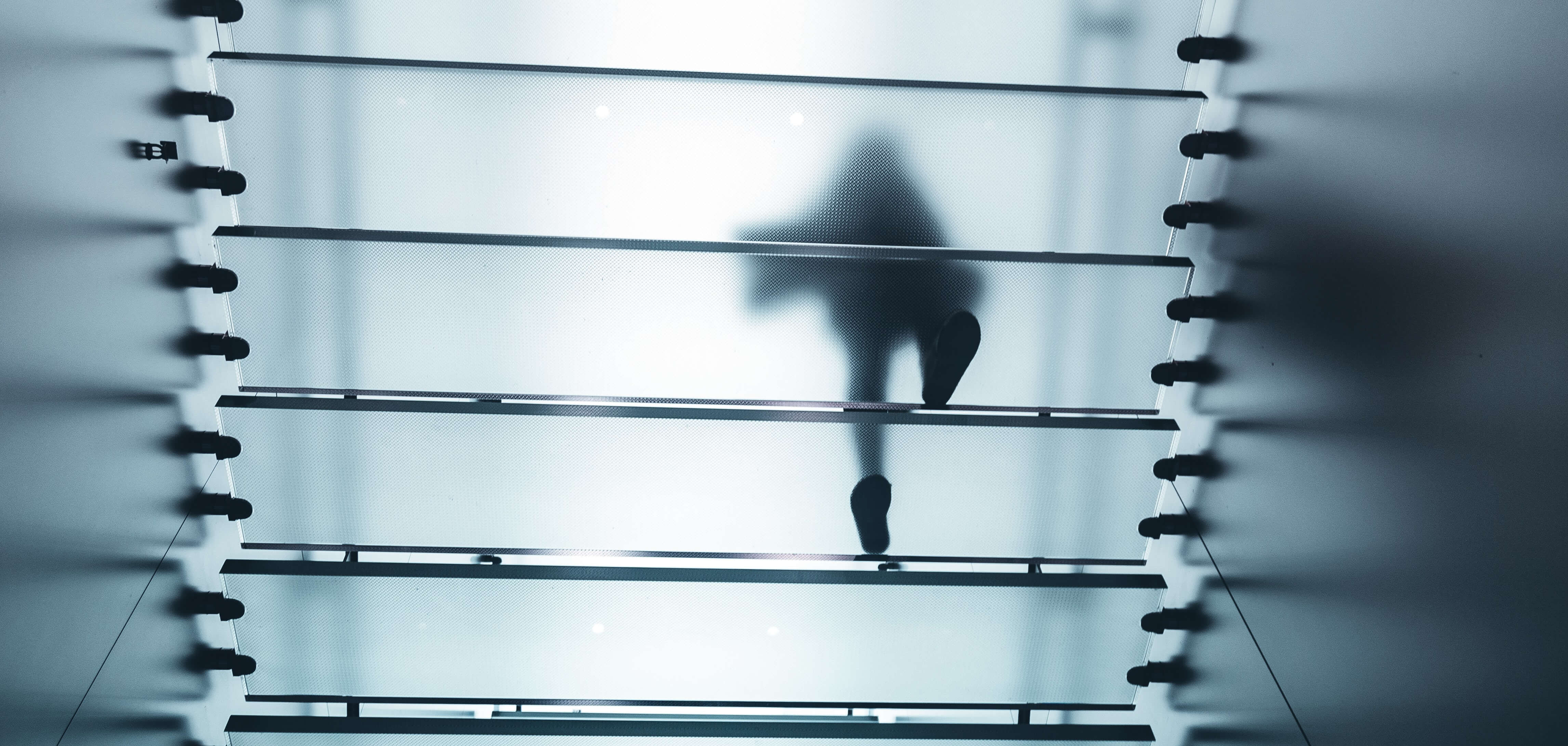 Mensch auf gläserner Treppe