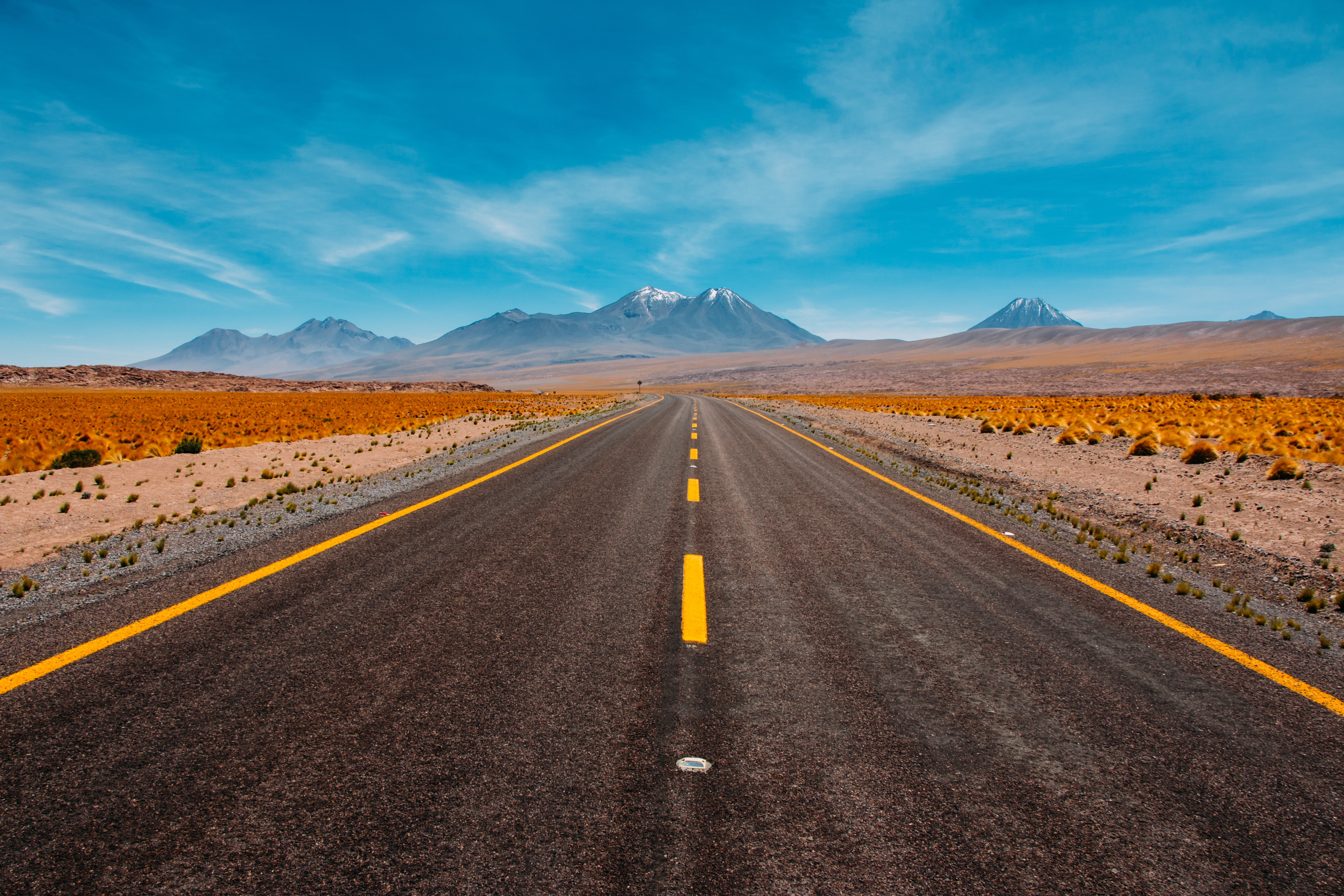 Leerer Highway in verlassener Landschaft