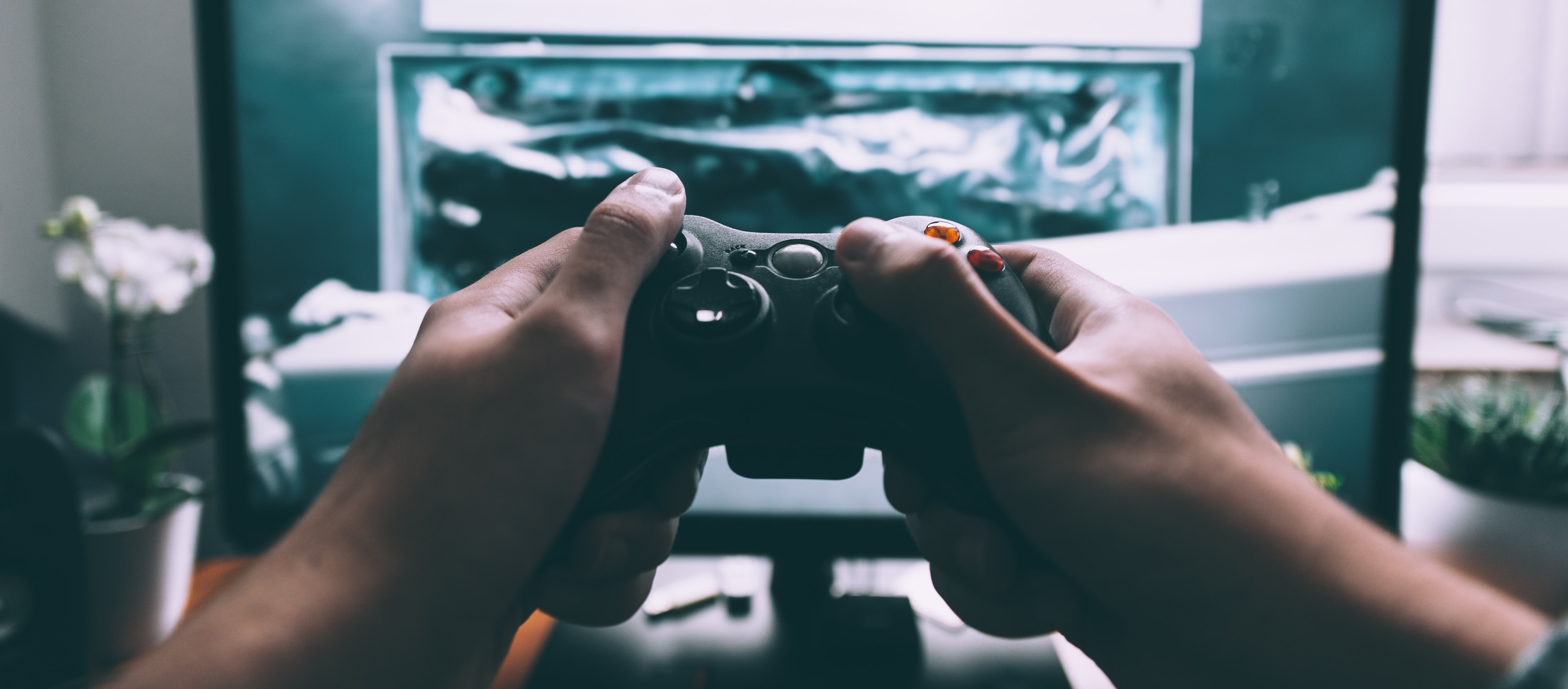 Hände mit Spielcontroller