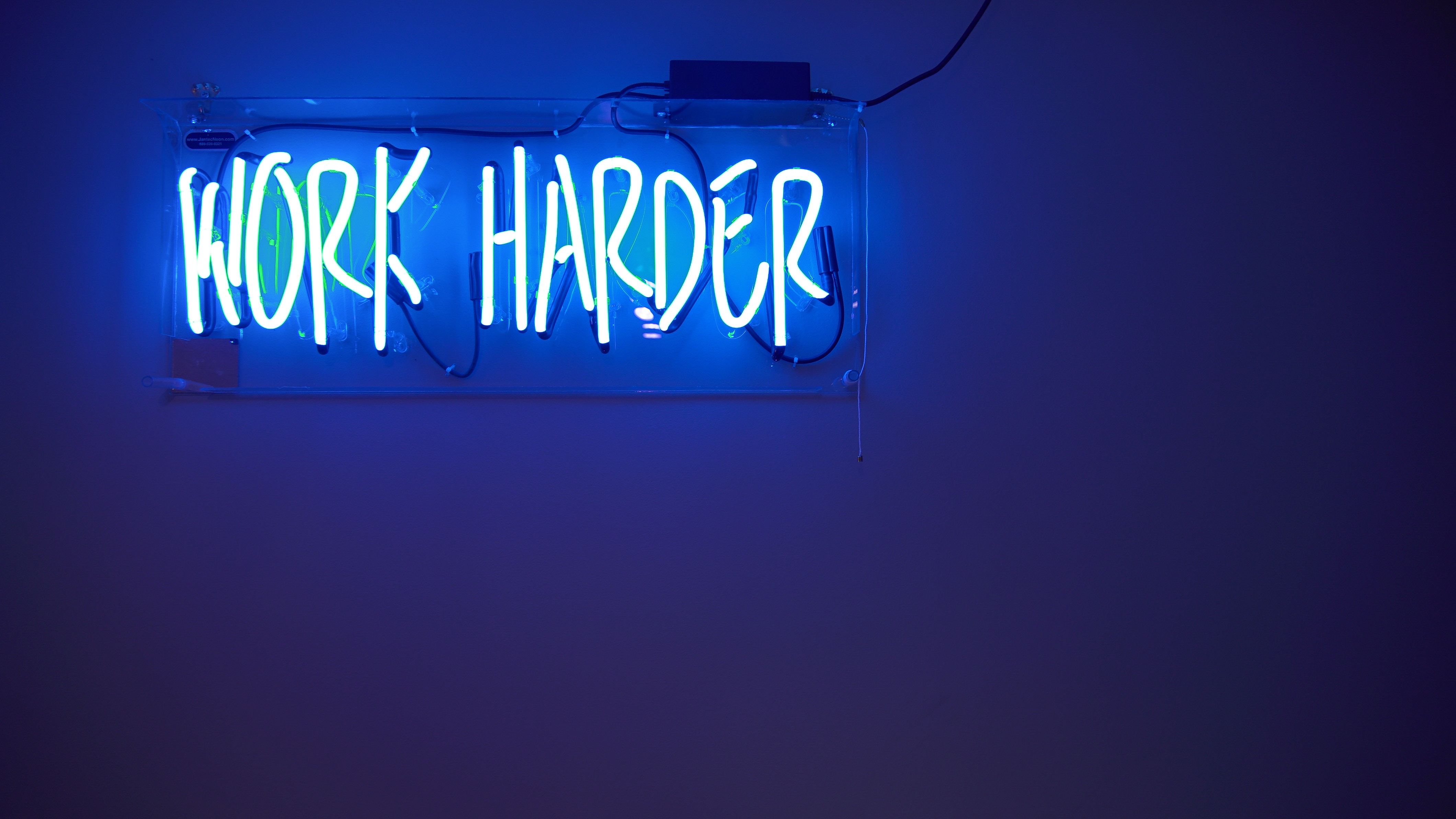 Neon-Schriftzug Work Harder