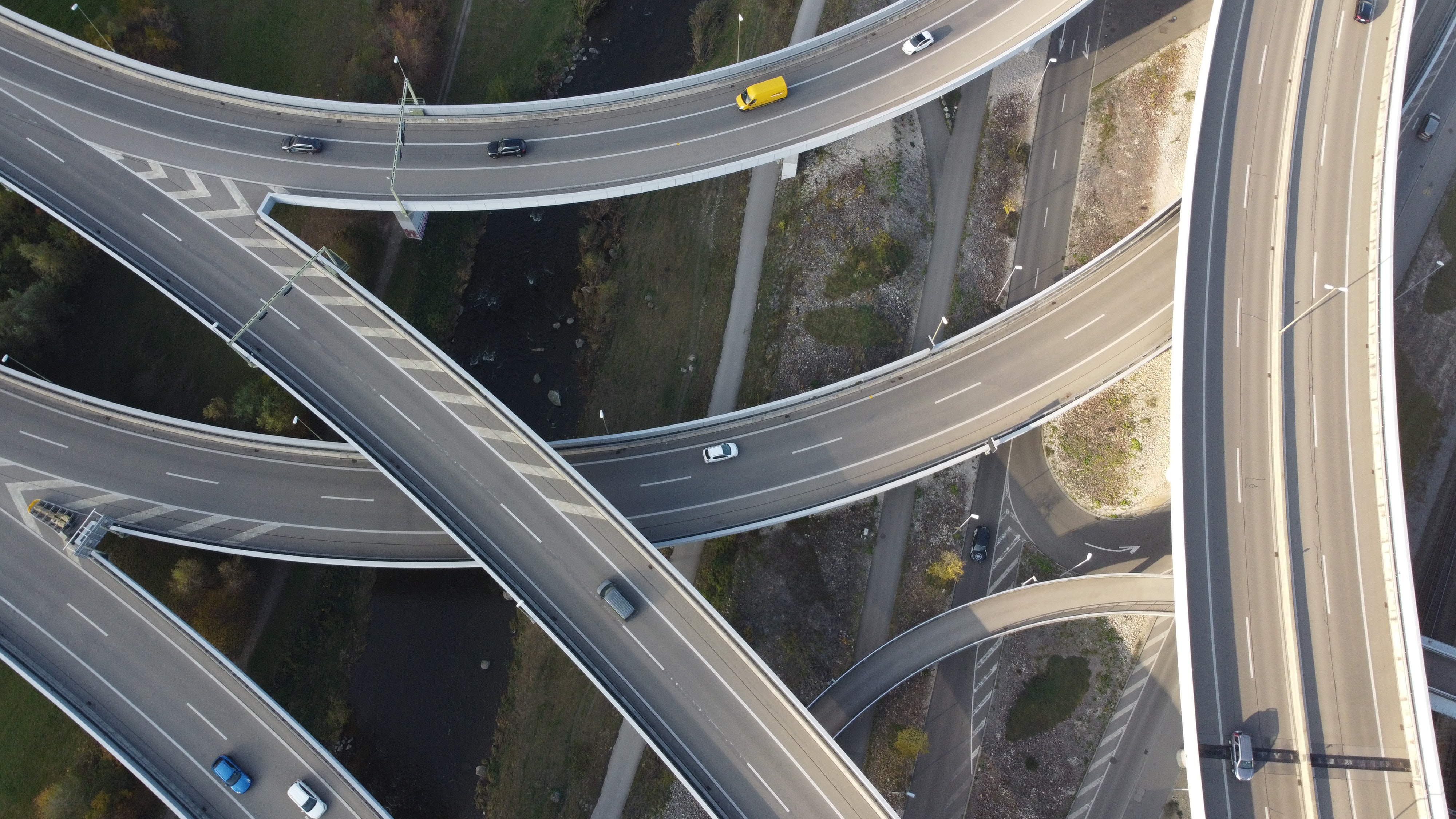 Luftaufnahme von einem Autobahnkreuz