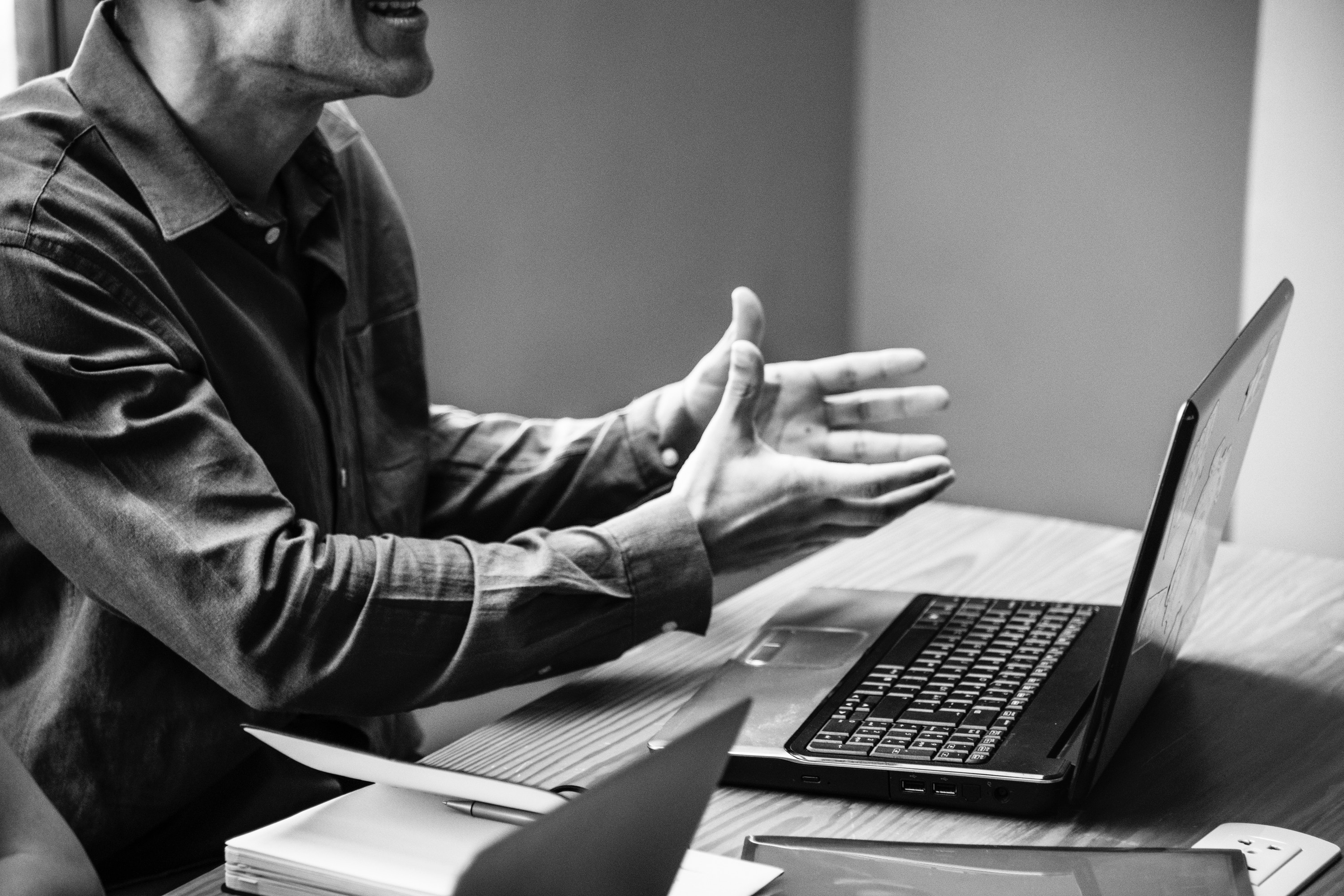 Mann vor Laptop in Erklärungsnot
