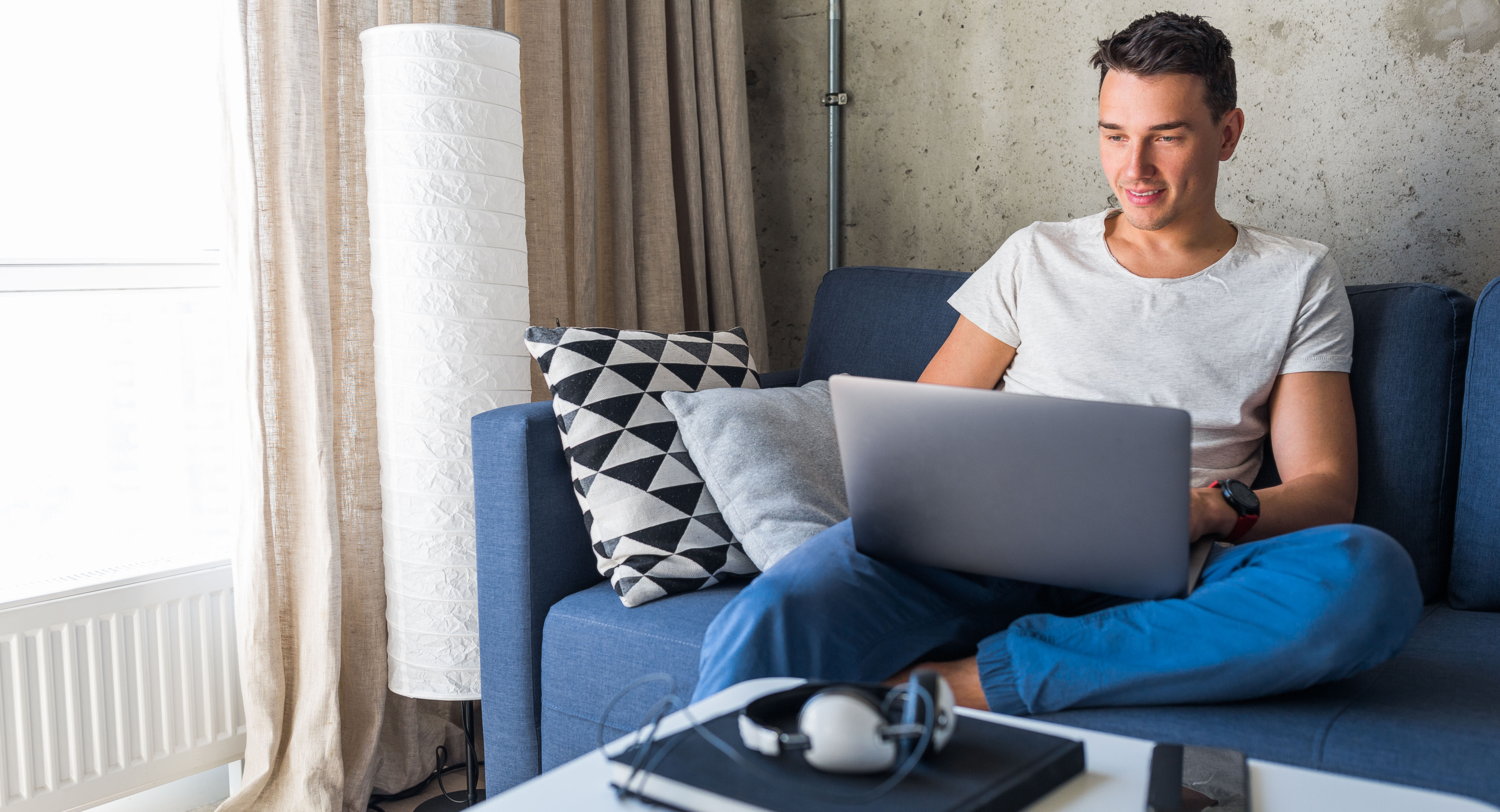junger Mann im Home-Office am Laptop