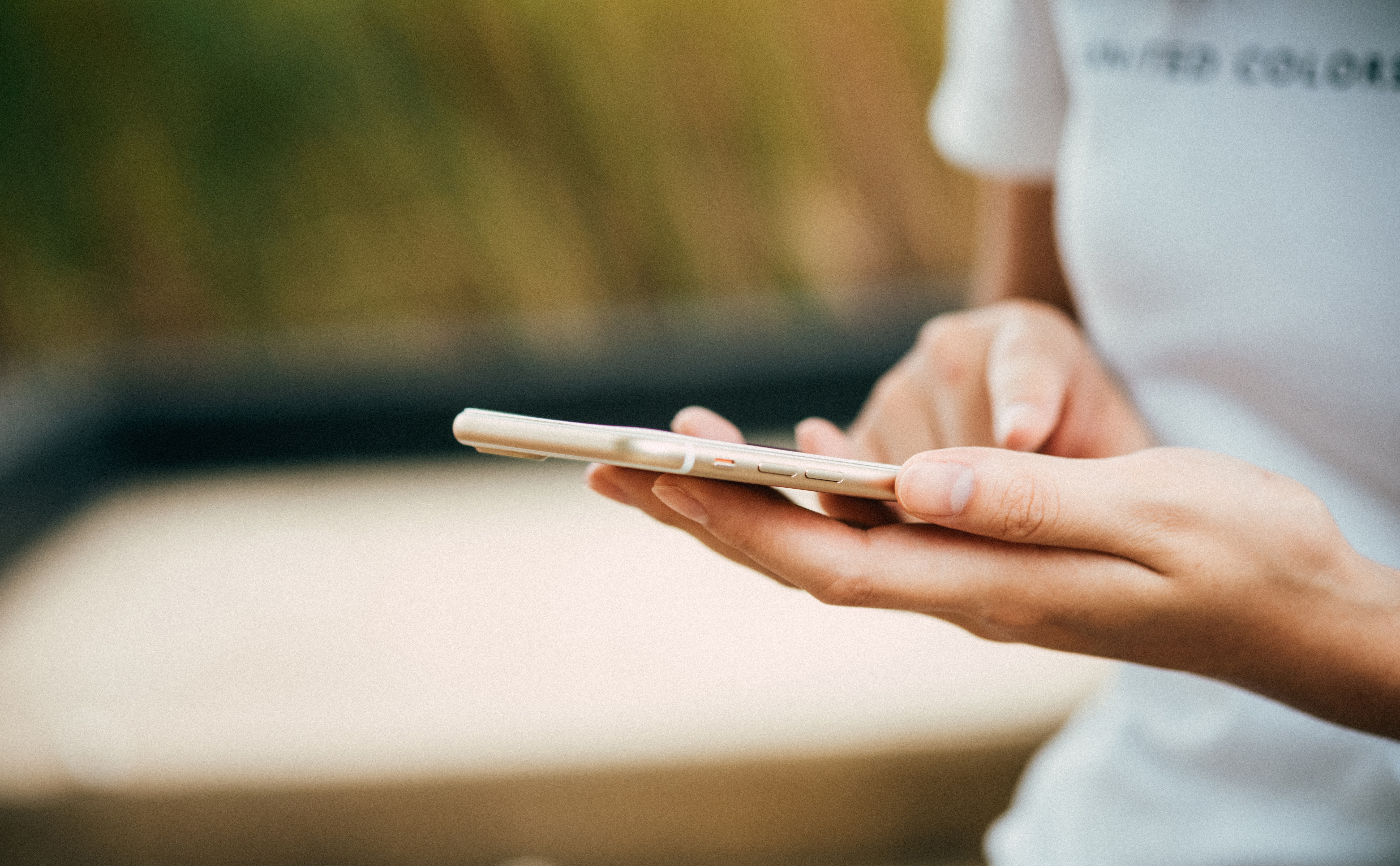 Detailaufnahme beim Tippen auf einem Smartphone