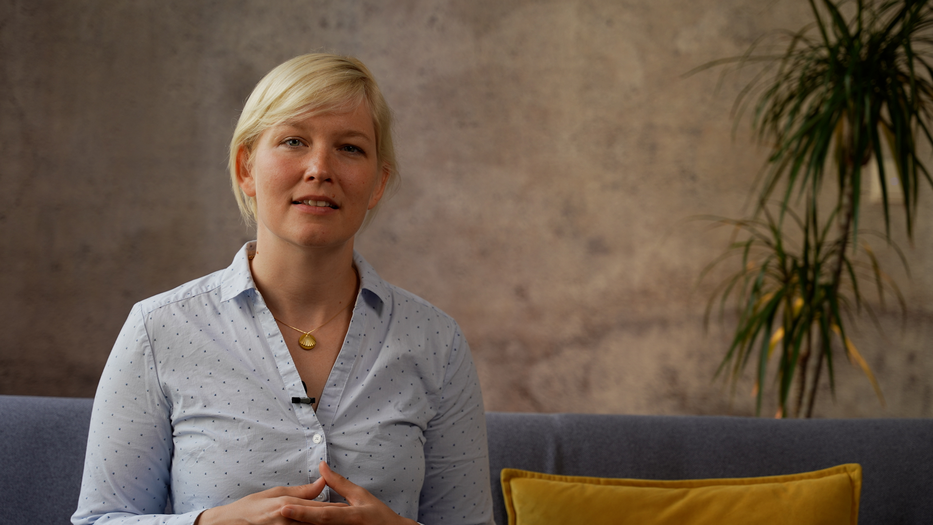 Saskia Rudolph auf einem Sofa