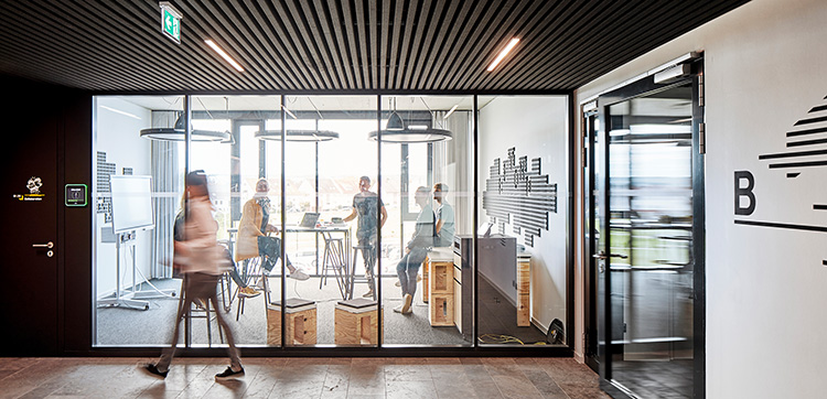 Modernes Büro mit Mitarbeitenden