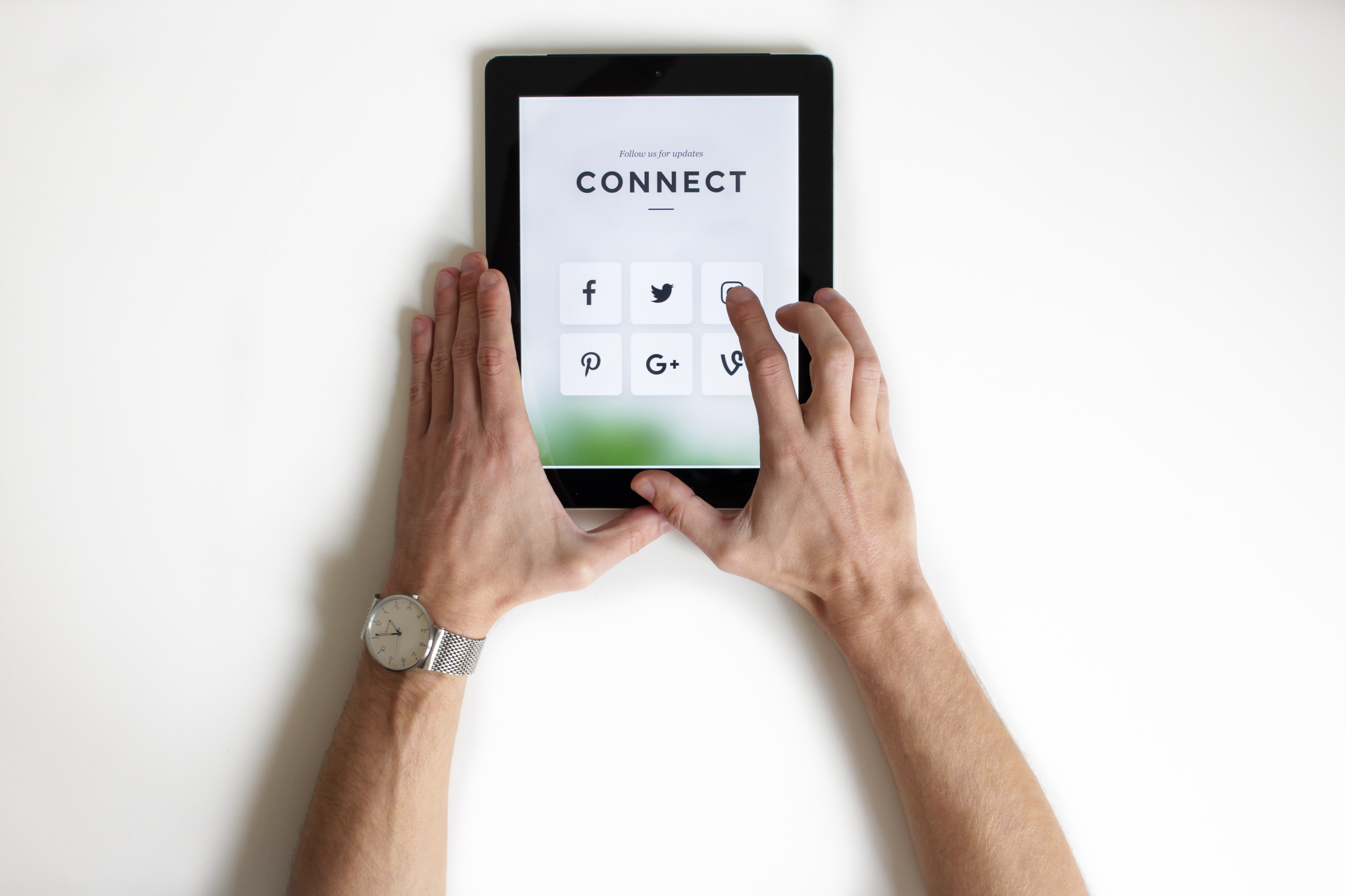 Tablet mit Connect-Button auf dem Display